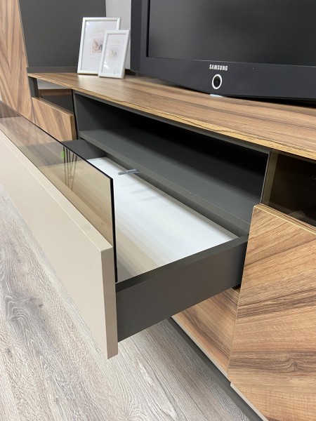 ТВ Тумба Честер